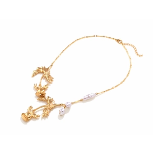 Collana con pendente a fiore dorato vintage con perle barocche su catena elegante