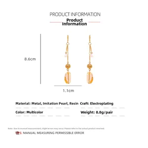 Détails des dimensions des boucles d'oreilles en résine avec chaîne dorée et perles