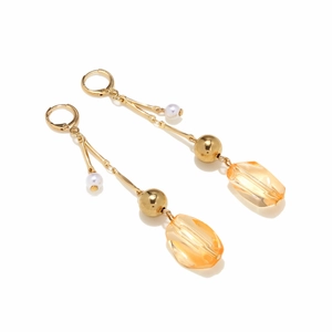 Boucles d'oreilles pendantes géométriques en résine avec boules dorées et ambre
