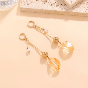 Boucles d'oreilles géométriques en résine avec perles facettées orange et accents dorés