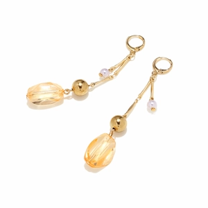 Boucles d'oreilles bohèmes en résine avec perles ambrées facettées et finition dorée