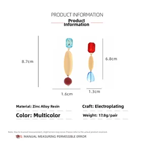 Dimensions détaillées des boucles d'oreilles asymétriques en résine et alliage de zinc