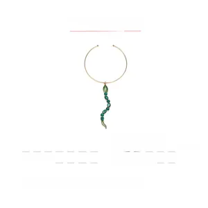 Détail du collier serpent doré avec pierres vertes et dimensions du pendentif de 14cm