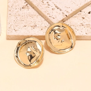 Boucles d'oreilles dorées géométriques irrégulières avec texture de métal liquide chic