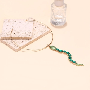 Collier serpent rétro doré orné de cristaux verts avec un design minimaliste en métal