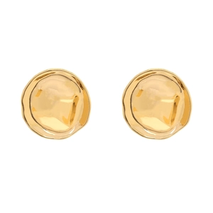 Détail macro de boucles d'oreilles dorées géométriques avec finition martelée