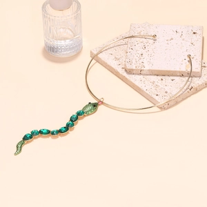 Collier ras de cou serpent vintage doré orné de pierres précieuses vertes élégantes