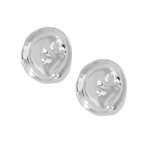 Boucles d'oreilles vintage géométriques argentées avec texture martelée irrégulière sur fond blanc