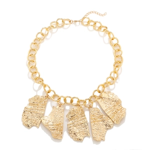 Collier à grosse chaîne dorée avec pendentifs géométriques irréguliers et texture martelée