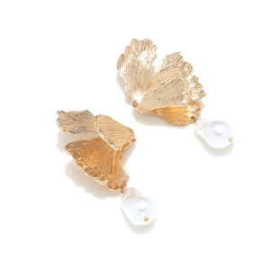 Golden ginkgo leaf earrings with baroque pearl drop in French vintage style