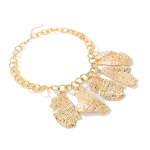 Collier chaîne dorée à la mode avec cinq pendentifs géométriques plissés irréguliers