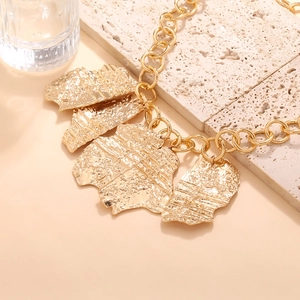 Collier vintage doré à grosse maille avec pendentifs géométriques texture fondue