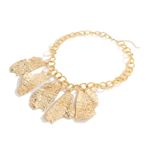Détail de la chaîne dorée avec cinq pendentifs irréguliers à texture martelée
