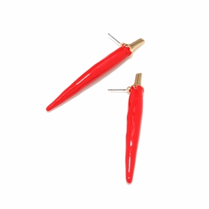 Gros plan de boucles d'oreilles piment rouge avec calottes dorées et fini émaillé poli