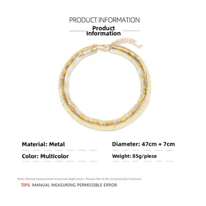 Détail du collier ras du cou géométrique bicolore avec chaîne de réglage et mesures