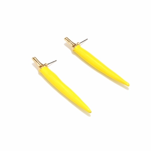 Boucles d'oreilles créatives en forme de piment jaune avec capuchons dorés et clous