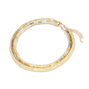 Ensemble choker avec maillons rectangulaires géométriques en or et argent sur fond blanc