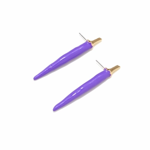 Gros plan de boucles d'oreilles piment violet long avec finition brillante et caps dorés