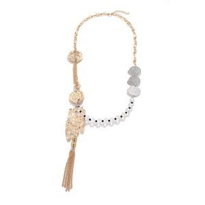 Collier doré asymétrique avec pendentifs de monnaie martelée, perles et longues franges