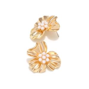 Orecchini a perno a fiore dorati con perle bianche in stile francese vintage