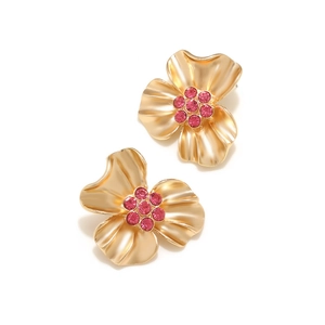 Orecchini a fiore dorati vintage con cristalli rosa e dettagli in perla su sfondo bianco