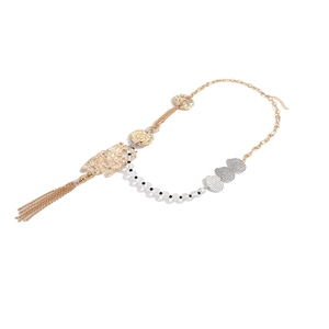 Collier bohème doré avec pendentifs géométriques et détails de franges perlées