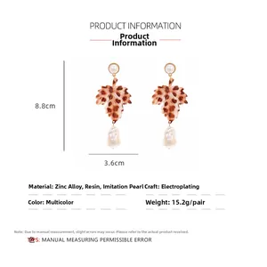 Détails des boucles d'oreilles feuilles léopard avec perles baroques et mesures précises