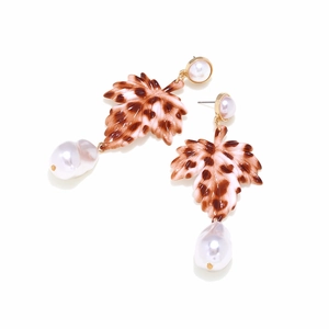 Boucles d'oreilles perles baroques avec feuilles léopard au design vintage élégant