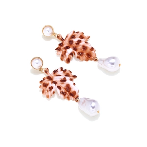 Boucles d'oreilles feuilles léopard baroques avec perles irrégulières et métal doré
