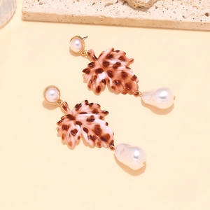 Détails des boucles d'oreilles feuille d'érable léopard avec perles baroques et or