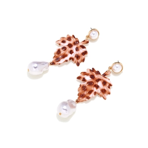 Boucles d'oreilles perles baroques avec pendentifs feuilles léopard et détails dorés