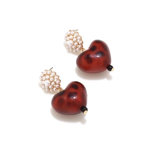Elegant leopard resin heart earrings with gold base and white faux pearls in bird's-eye view