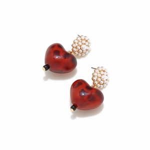 Fashionable leopard print resin heart earrings with clustered pearl floral studs