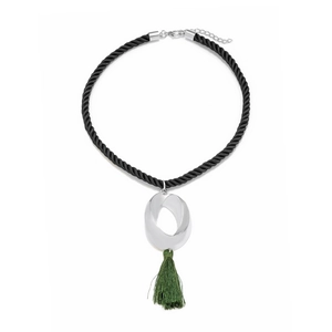 Collier géométrique exagéré avec pendentif ovale argenté et longues franges vertes