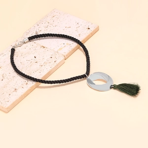 Collier à pendentif géométrique avec glands verts et cordon noir tressé élégant