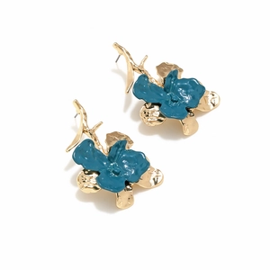 Dettaglio orecchini a ramo dorato con petali di fiori in smalto blu vibrante