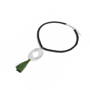 Collier géométrique argenté avec de longs pompons en soie vert foncé sur corde noire
