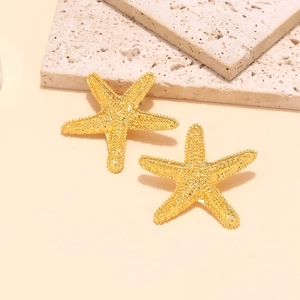 Boucles d'oreilles étoiles de mer dorées sur pierre naturelle pour un style de vacances