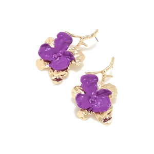 Dettaglio di orecchini a orchidea con petali in smalto viola e metallo dorato testurizzato