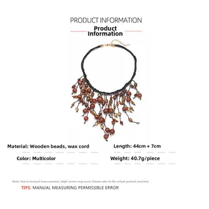 Détail du collier de perles en bois avec dimensions 44cm+7cm et fermoir mousqueton doré