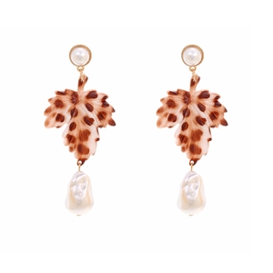 Boucles d'oreilles feuilles à motif léopard avec perles baroques et accents dorés sur blanc