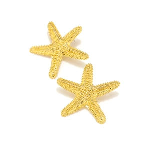 Boucles d'oreilles puces étoile de mer dorées avec relief texturé pour style de plage