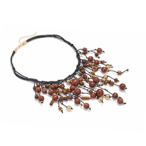 Collier ethnique avec perles de bois marron et glands dorés sur cordon noir