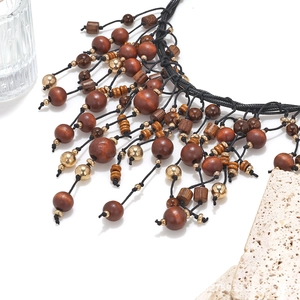 Collier ethnique fait main en perles de bois avec accents dorés et cordes tressées