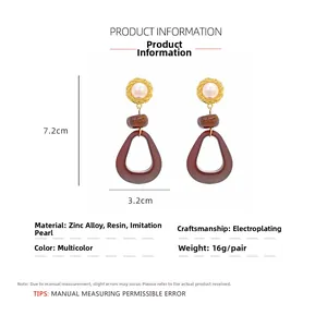 Détails des boucles d'oreilles vintage avec dimensions 7,2 x 3,2 cm et mélange de matériaux