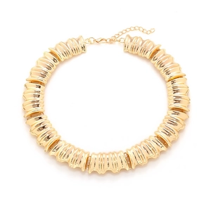 Vintage geometrische Metallkette mit gewellten Gliedern in glänzendem Gold-Finish
