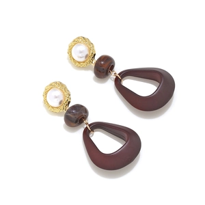 Boucles d'oreilles bohèmes vintage avec perles en bois et pendentif goutte de perle