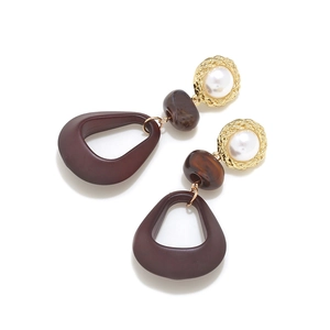 Boucles d'oreilles géométriques vintage avec perles en bois et détails dorés