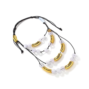 Dreilagiges schwarzes Kordelarmband mit weißen Perlen und vergoldeten Metallelementen