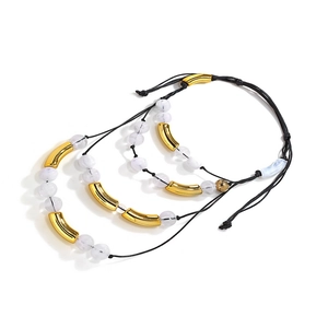 Dreiteiliges geschichtetes Perlenarmband-Set mit weißen Perlen und goldenen Röhren